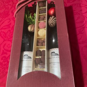 Weihnachtspäckchen mit Raphaels handgemachten Pralinen